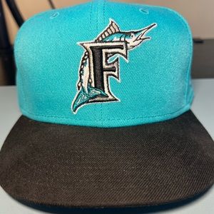 MLB Marlins New Era 5950 Size 7-7/8 Hat.
Pet Free/Smoke free home. No Flaws.